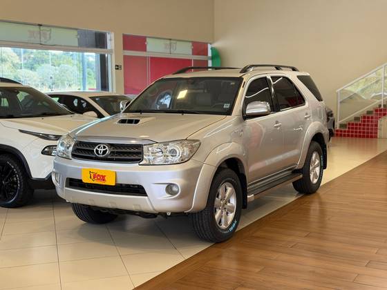 TOYOTA HILUX SW4 3.0 SRV 4X4 7 LUGARES 16V TURBO INTERCOOLER DIESEL 4P AUTOMÁTICO TOYOTA HILUX SW4 3.0 SRV 4X4 7 LUGARES 16V TURBO INTERCOOLER DIESEL 4P AUTOMÁTICO